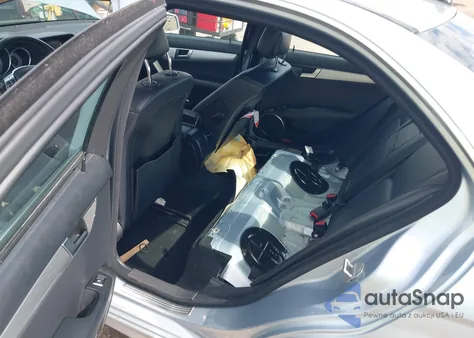 2013 Mercedes-Benz C 250 Sport z USA, uszkodzony, nr VIN WDDGF4HB6DR262428